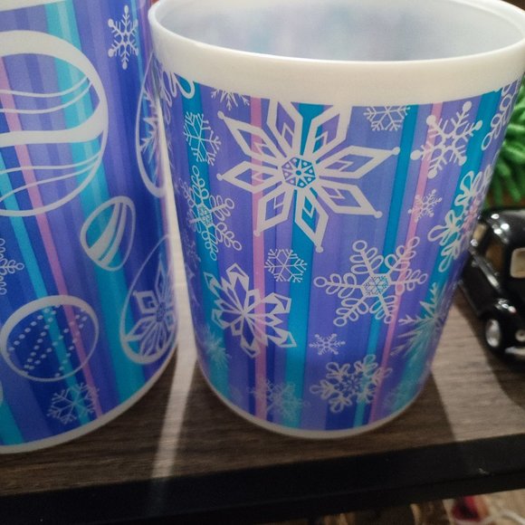 Tupperware food containers 12 - 8 - 5 cups winter design - Picture 4 of 6